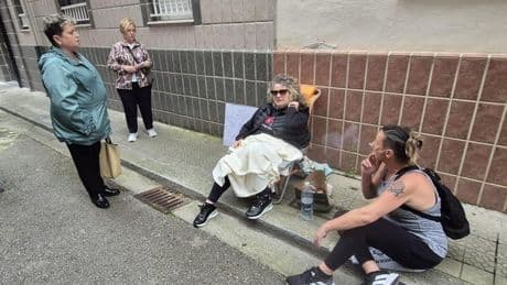 Una vecina de Bermeo planta cara a los okupas desde una silla de playa: «Yo no me muevo hasta que esos sinvergüenzas salgan de mi casa»