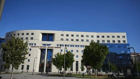 Condenado un padre que retrasó el tratamiento contra un tumor de su hijo, que falleció
