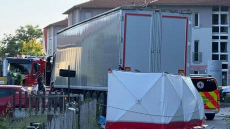 Landkreis Nürnberger Land: Lkw gerät auf Gegenfahrbahn – Radfahrerin tödlich verletzt