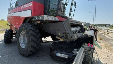 Otomobil, freni kilitlenen biçerdöverin altına girdi