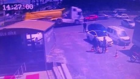 Sultanbeyli'de dehşete düşüren kaza! Hafriyat kamyonu otomobilin üzerine devrildi