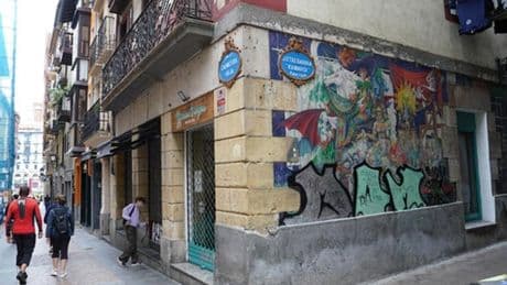 Comienza la restauración del mural del Casco Viejo vandalizado con grafitis