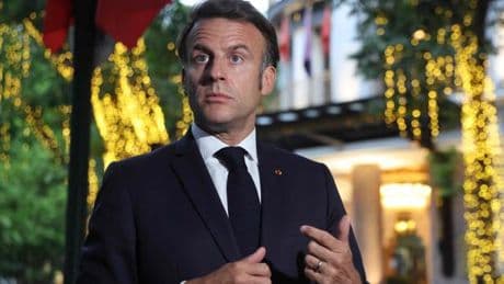De Hanoï, Emmanuel Macron s’en prend aux « fadas » qui commentent la vidéo de sa sortie d’avion