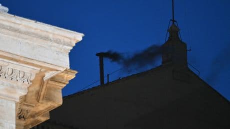 Conclave: les images de la toute première fumée noire