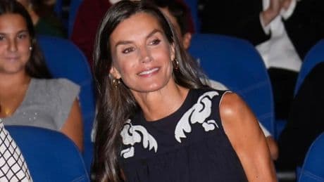 Letizia se niega a despedirse del verano y vuelve a la rutina con el vestido más cómodo y favorecedor