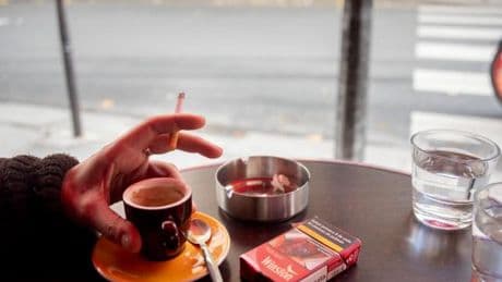 L’interdiction de fumer dans les espaces publics en France, “une bouffée d’air pur”