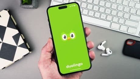 Langues supplémentaires, nouveaux cours... Duolingo vise le milliard d’utilisateurs en pariant sur le tout-IA