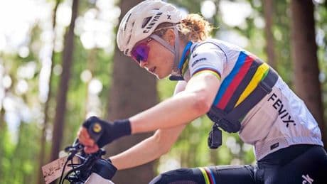 Wereldkampioene Puck Pieterse direct succesvol bij rentree op de mountainbike