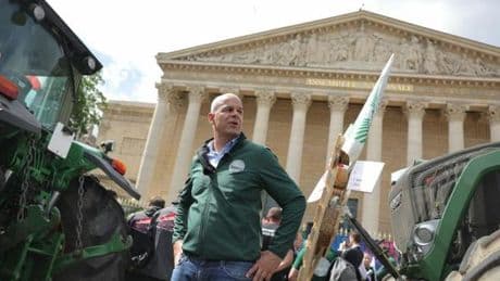 Loi Duplomb : la FNSEA annonce que « les tracteurs rentrent à la ferme » après le rejet tactique du texte