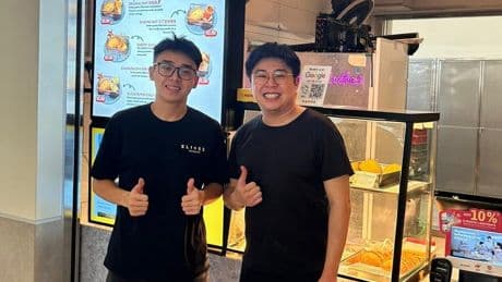 A finance sophomore started a booming side hustle making curry puffs. He hopes to never have to get an office job.