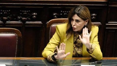 Santanchè, caos in aula. Ancora un rinvio. La pm: "Rischio prescrizione"