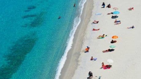 Sorpresi mentre fanno sesso sull’Isola: scatta la multa da 10 mila euro
