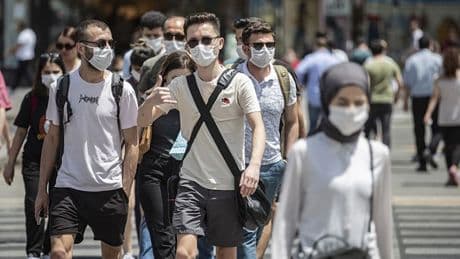 Koronavirüste yeni dalga korkusu: Yeni varyantlar Avrupa’da yayılıyor ama Türkiye’de hala analiz yok