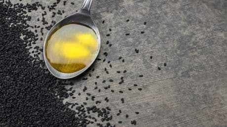 Eklig, aber gesund: Warum ein Löffel dieses Öls Ihre Gesundheit stärkt