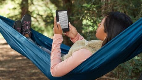 El Kindle ha vuelto a bajar de precio y tiene un buen descuento para regalarlo en el Día del Libro