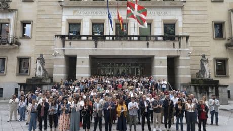 Alcaldes, concejales y personalidades del euskera se concentran en defensa de la lengua