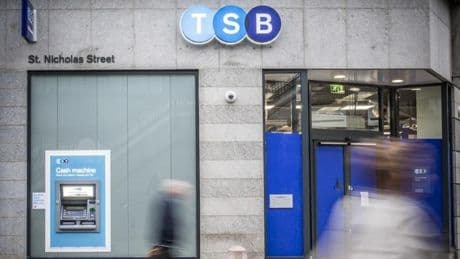 Oliu cree que la posible venta de TSB es "un elemento más" en el contexto de la opa y compatible con el deber de pasividad
