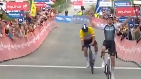 Tom Pidcock bedankt Milan Vader na ritzege in Arctic Race of Norway: ’Niet volgens plan’