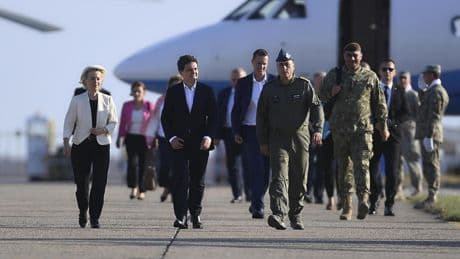 El aterrizaje del avión de Von der Leyen: con cartas de papel y radioayudas terrestres