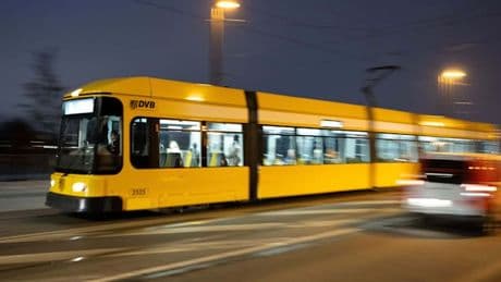 Messerangriff in Straßenbahn – Polizei nimmt 21-jährigen Mittäter erneut fest, Haupttäter flüchtig