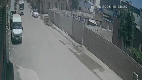Küçük çocuk, aracın çarpmasıyla yaklaşık 5 metre havaya fırlayıp yere düştü, vicdansız sürücü kaçtı