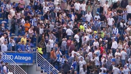 El Alavés-Atlético se interrumpió en la primera mitad para atender a un aficionado