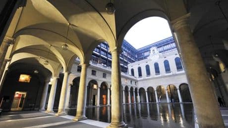 Narcotizzava anziani e li derubava, scatta la caccia ai due complici