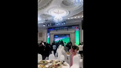 Alle Männer flippen aus - Hochzeit wird plötzlich zur Nebensache