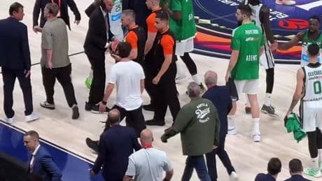 El dueño del Panathinaikos se encaró con los árbitros en el descanso