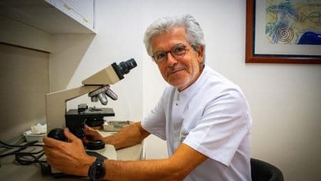 Ramon Grimalt, dermatólogo: “La radiación del sol que pasa por los cristales del coche puede empeorar algunas enfermedades cutáneas, aunque no está relacionada directamente con el cáncer de piel”