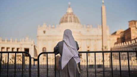 Kosten für Flug und Hotel - Das Geschäft mit dem Tod des Papstes