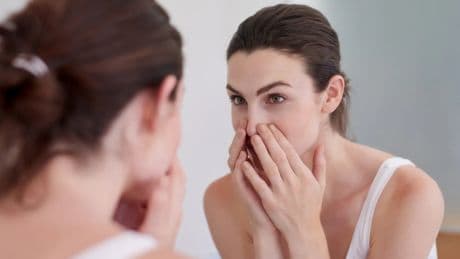 Ni pasta de dientes ni explotarlos: el paso a paso de una dermatóloga para evitar las marcas del acné