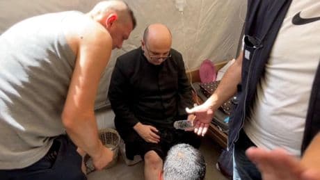 Israel atribuye el ataque a la única iglesia católica de Gaza al "desvío involuntario" de un proyectil que mató a 4 personas