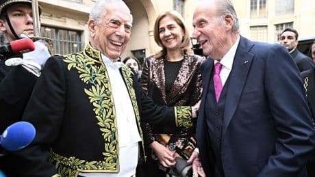La relación de Mario Vargas con la Familia real española: de su amistad con Juan Carlos I al lapsus con la infanta Elena