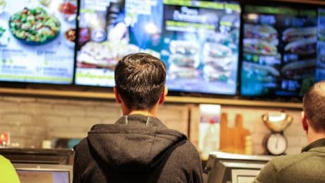 Fast food: les enseignes manquent de transparence sur les additifs, déplore l'UFC-Que Choisir