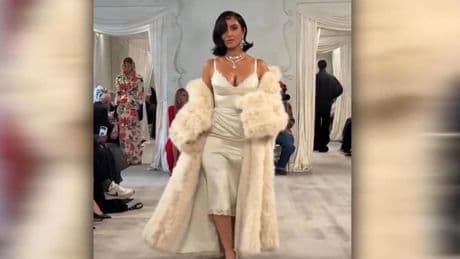 Spott nach Fashion-Show: Kim Kardashian sorgt mit Laufsteg-Auftritt für Gelächter