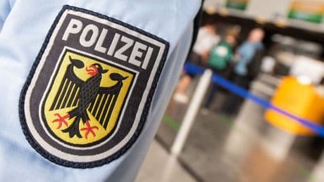 Mit Waffen unterwegs: Mann mit Waffen und Drogen im ICE in Frankfurt entdeckt