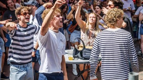 Nijmegen viert Vierdaagse al voordat er  één stap is gezet: ’We zitten hier nu twee uur en zijn al honderd euro kwijt’