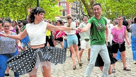 El boogie-woogie se mete en el cuerpo de 200 entusiastas en pleno Arenal