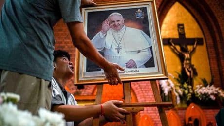 Après la mort du pape François, les catholiques se recueillent dans le monde entier