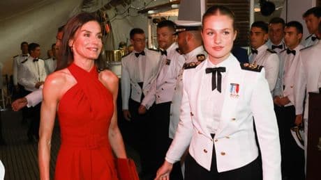 Leonor con nuevo uniforme de etiqueta y Letizia de rojo: las fotos de la recepción de Elcano en Panamá