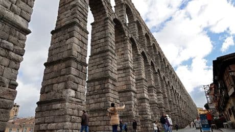 Espagne: un touriste fait une chute mortelle de plus de 30 mètres depuis un aqueduc