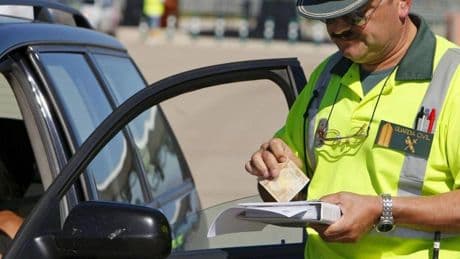 Se le olvida renovar el carnet y recibe la multa en casa: "Llevaba años conduciendo así y no tenía ni idea"