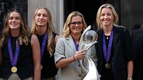 Wiegman met Engelse selectie op bezoek op 10 Downing Street, morgen met bus door Londen