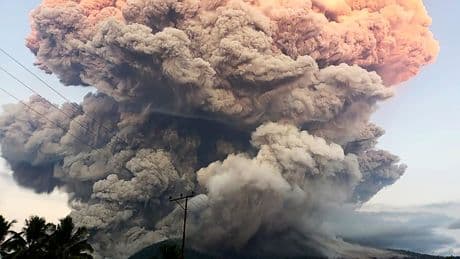 Anwohner in Panik - Vulkan spuckt Aschewolke bis zu 10 Kilometer hoch