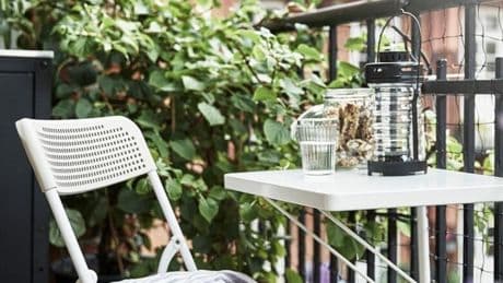 La mesa de Ikea perfecta para aprovechar el espacio en un balcón pequeño que cuesta menos de 20 euros