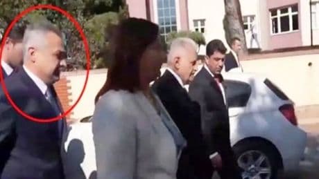 6 yıl önce omuz attı, şimdi çiçekle geldi