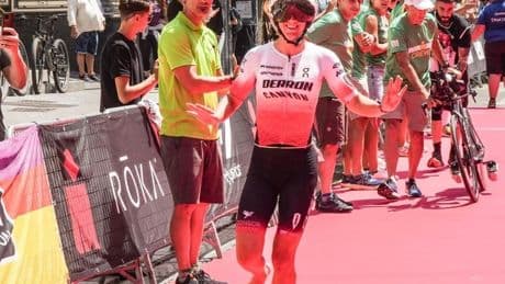 Julie Derron encabeza el Ironman de Vitoria a falta de media maratón