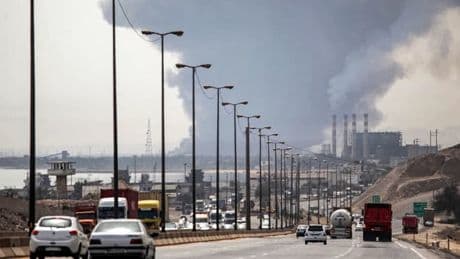 Explosion dans un port en Iran: le bilan s'alourdit à 8 morts, le feu a gagné en "intensité"