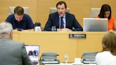 Puente presume de que 'sólo' se retrasan el 30% de los trenes y augura dos años más de caos ferroviario